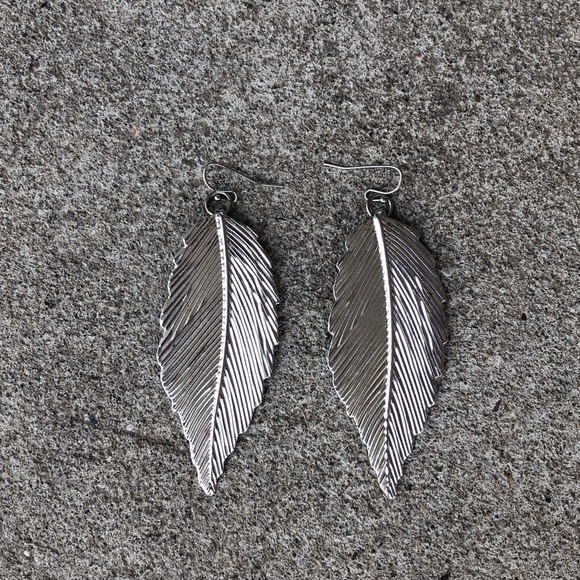 💫 Silver Feather Earrings - Picture 2 of 2
